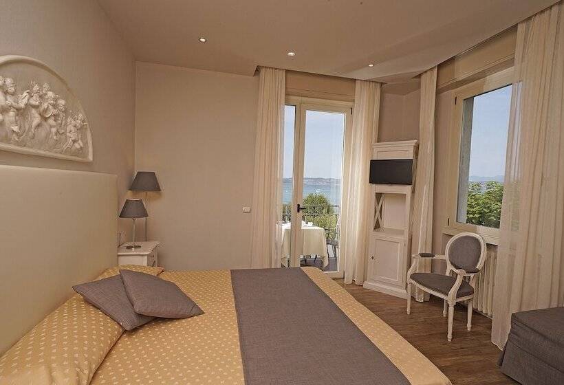 Superior room with lake view, Marconi