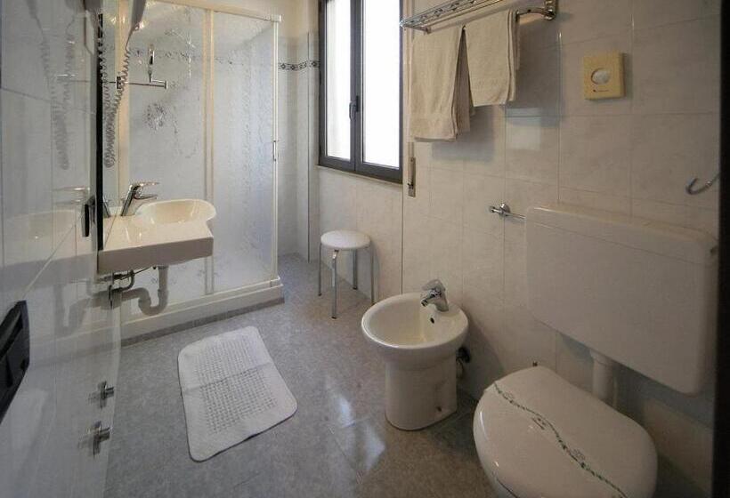 اتاق استاندارد سه نفره, Marisa