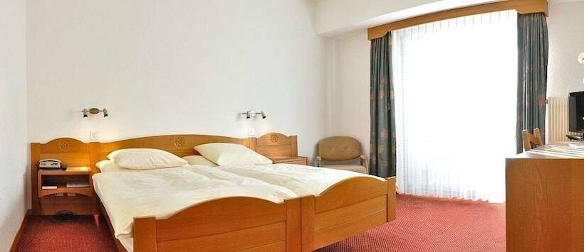 行政房间, Robinson