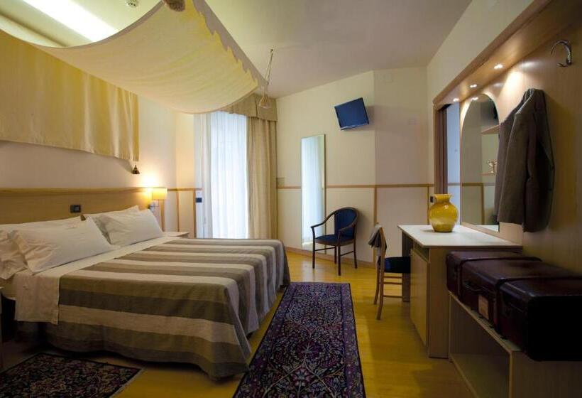 غرفة قياسية ثلاثية ذات إطلالة جانبية على البحر, S Vidi Miramare & Delfino