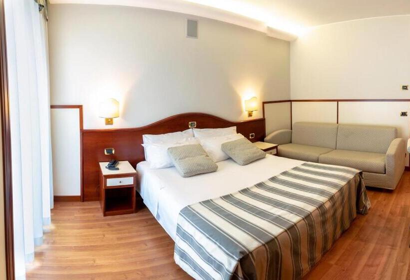 غرفة قياسية ثلاثية ذات إطلالة جانبية على البحر, S Vidi Miramare & Delfino