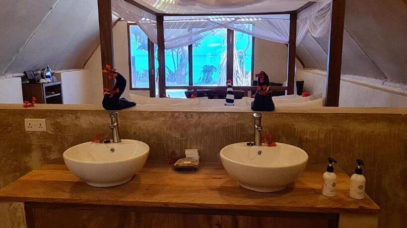 デラックスバンガロー, The Zanzibari