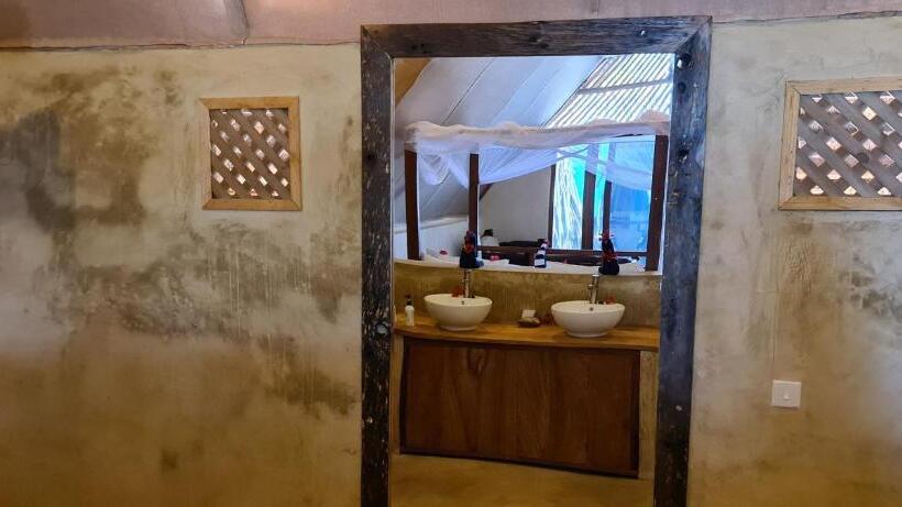 デラックスバンガロー, The Zanzibari