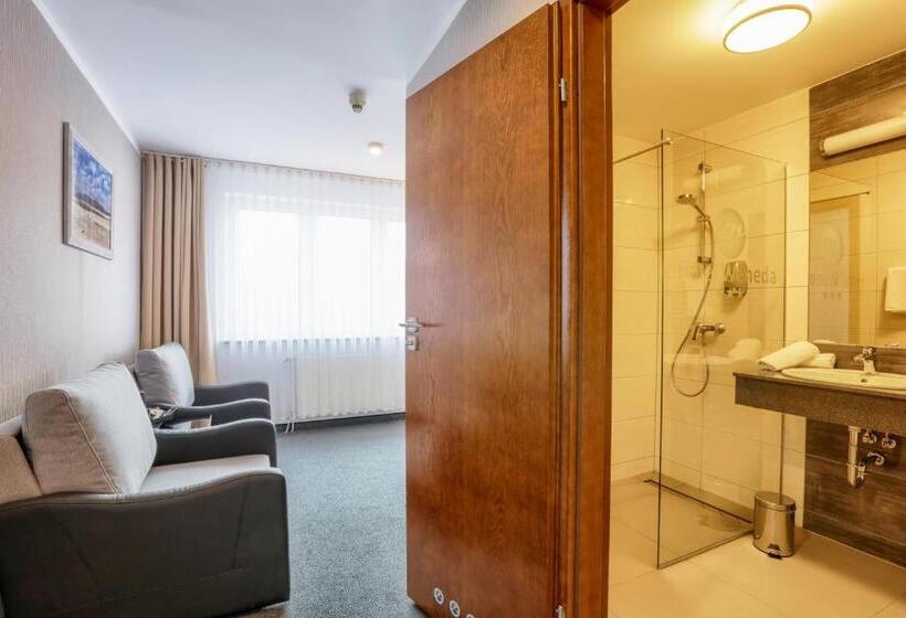 דירת חדר דלוקס, Weneda