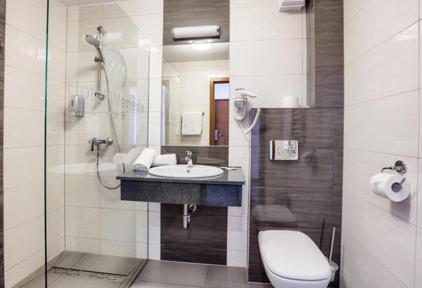 חדר דלוקס לארבעה, Weneda