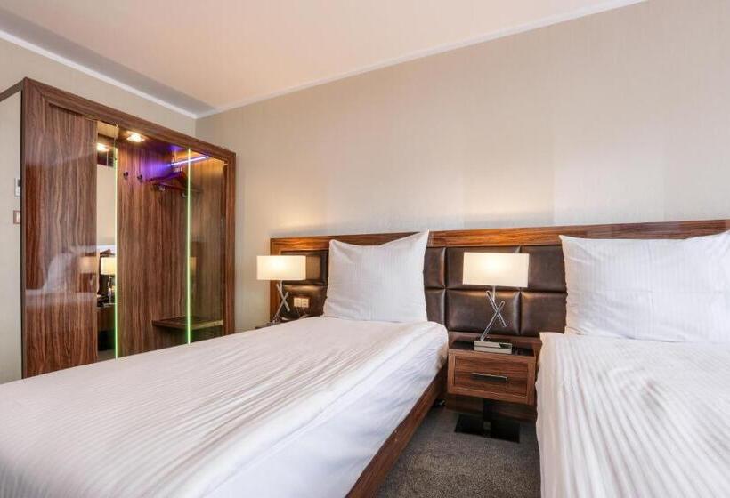 חדר דלוקס לארבעה, Weneda