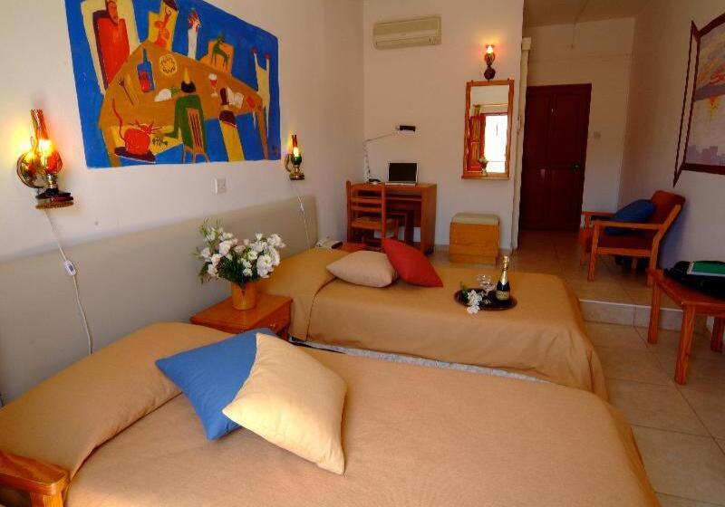 スタンダードトリプルルーム, Kiniras Traditional Hotel & Restaurant