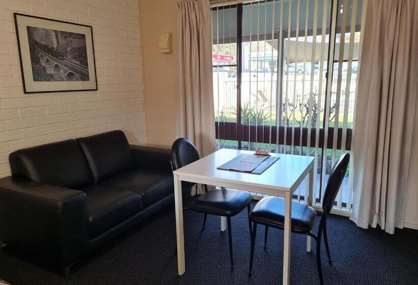 クラシックスタジオ, Zig Zag Motel & Apartments