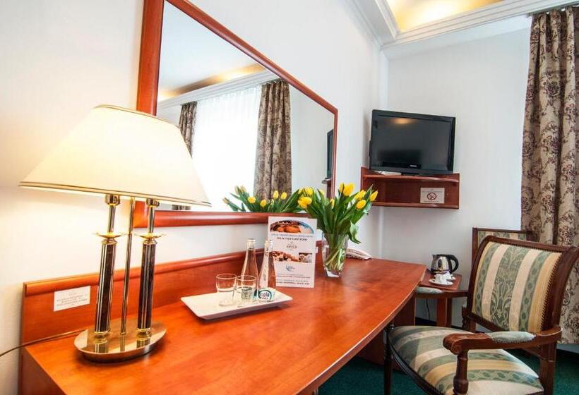 חדר סטנדרט, Artur