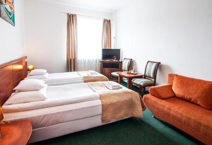 חדר משפחתי, Artur