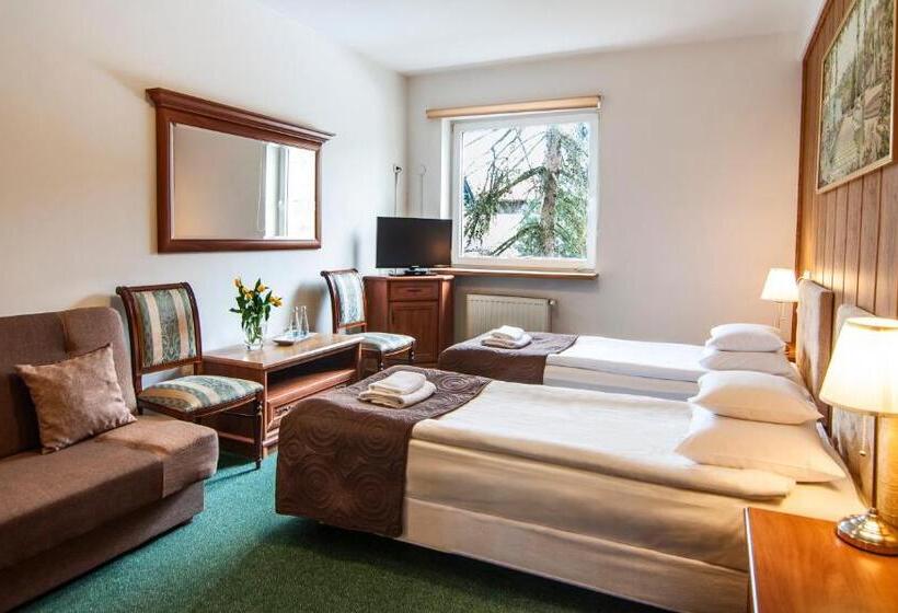 חדר משפחתי, Artur