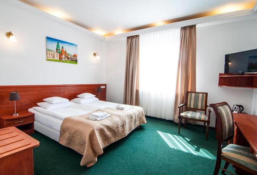 חדר משפחתי, Artur