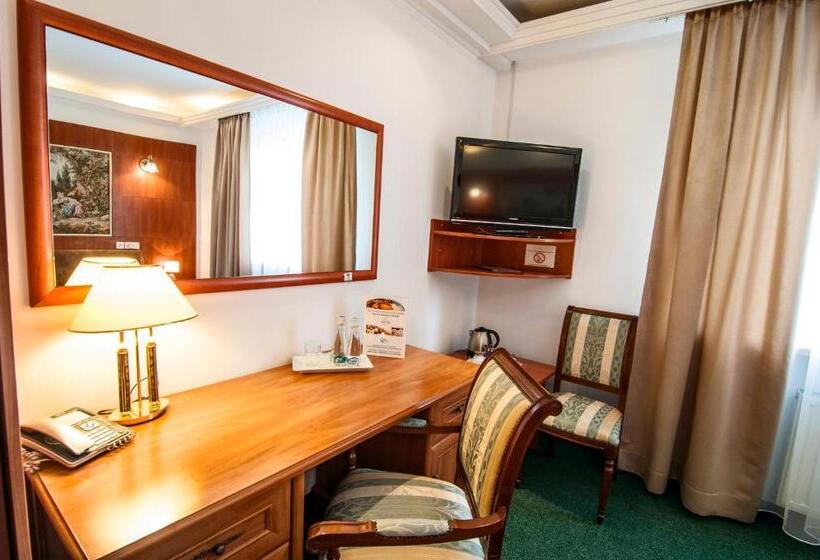 חדר משפחתי, Artur