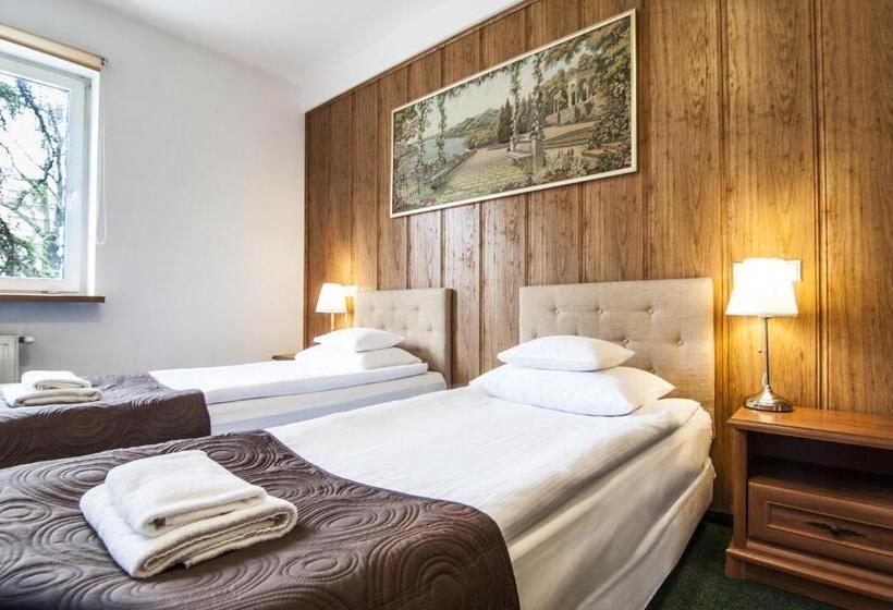 חדר משפחתי, Artur