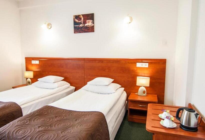 חדר סטנדרט לשלושה, Artur