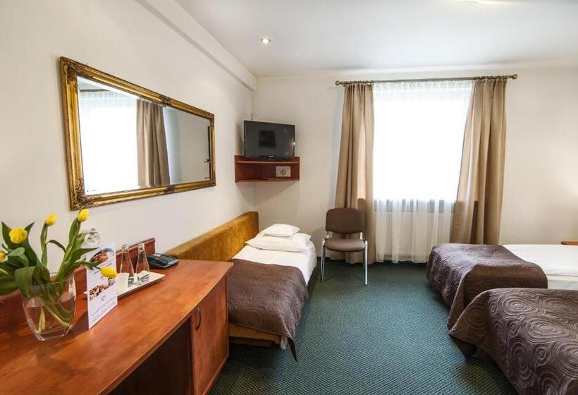 חדר סטנדרט לשלושה, Artur