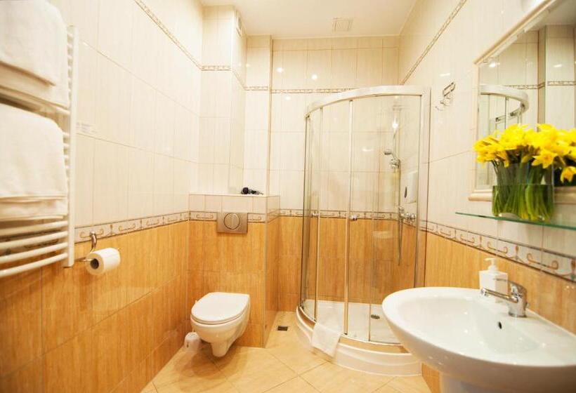 חדר סטנדרט לשלושה, Artur