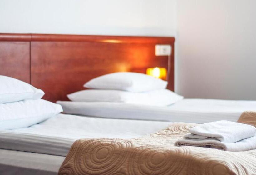 חדר סטנדרט לשלושה, Artur