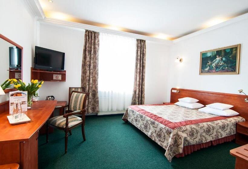 חדר סטנדרט יחיד, Artur