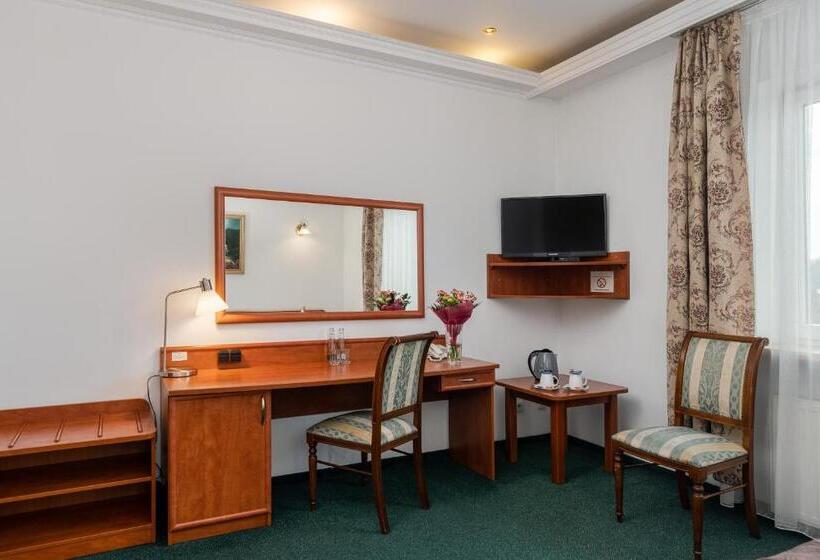 חדר סטנדרט יחיד, Artur