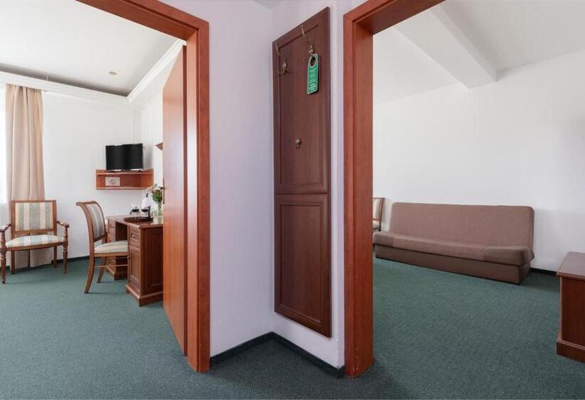 חדר משפחתי, Artur