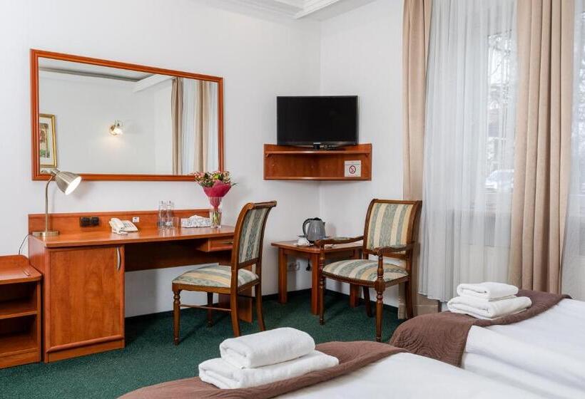 חדר סטנדרט יחיד, Artur