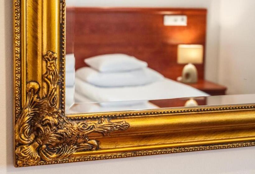 חדר סטנדרט, Artur