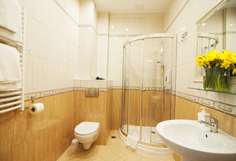 חדר סטנדרט, Artur