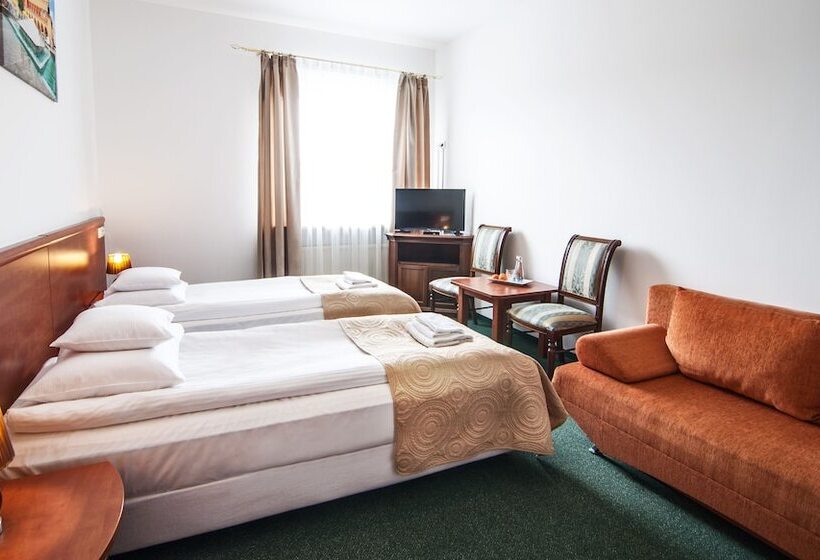 חדר משפחתי, Artur