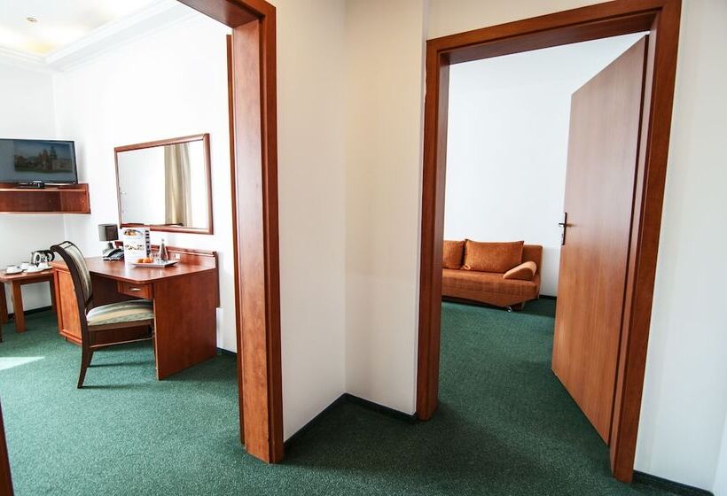 חדר משפחתי, Artur