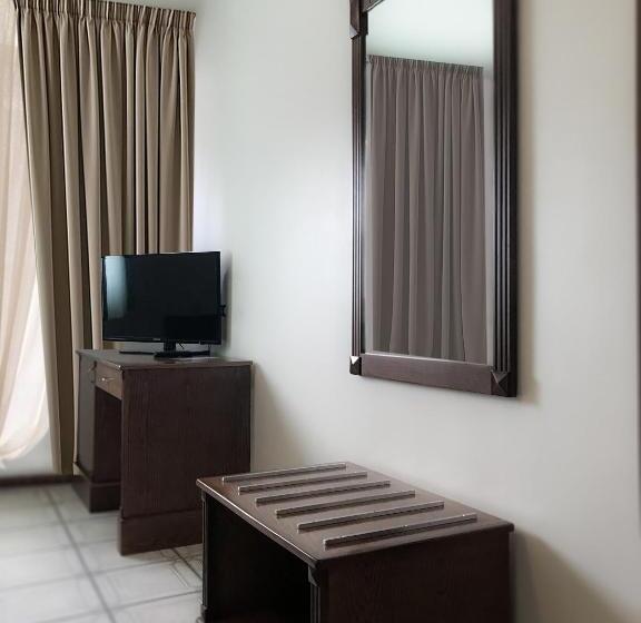 اتاق استاندارد سه نفره, Carpini