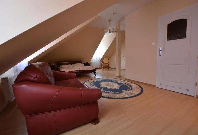 اتاق استاندارد سه نفره, Gracja