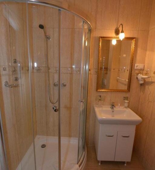 اتاق استاندارد سه نفره, Gracja