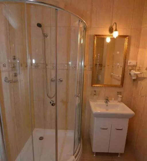Standard Kolmen Hengen Huone, Gracja