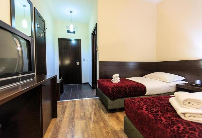 اتاق استاندارد سه نفره, Lucic Rooms & Suites