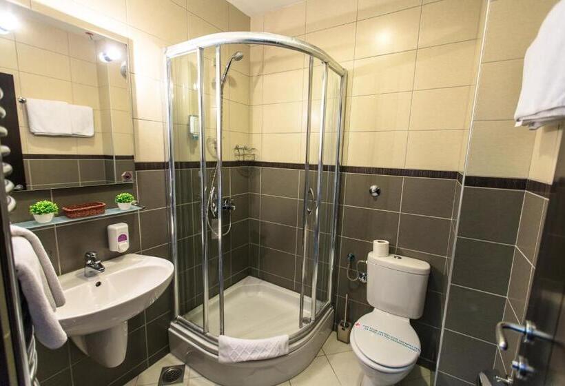 اتاق استاندارد سه نفره, Lucic Rooms & Suites