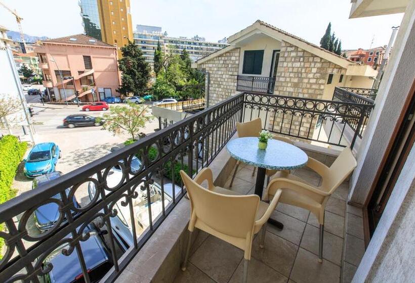 اتاق استاندارد سه نفره, Lucic Rooms & Suites