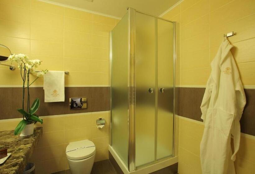 اتاق کلاس بیزنس, Menorah