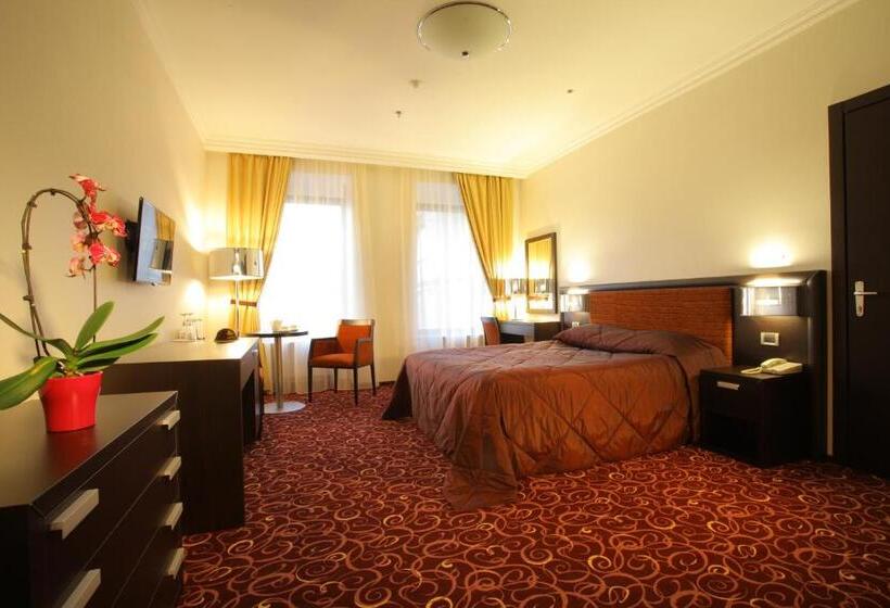 اتاق کلاس بیزنس, Menorah