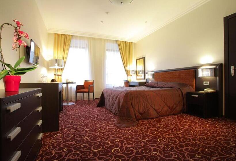 اتاق کلاس بیزنس, Menorah