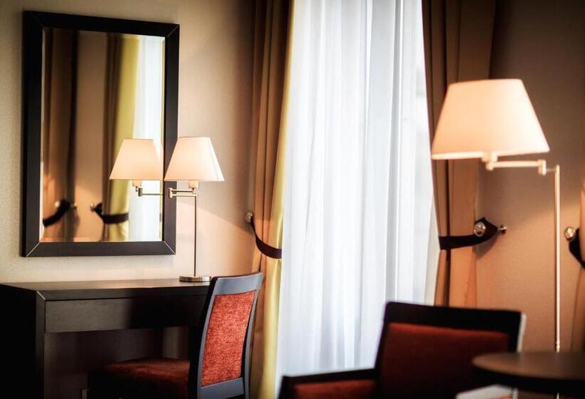 اتاق کلاس بیزنس, Menorah