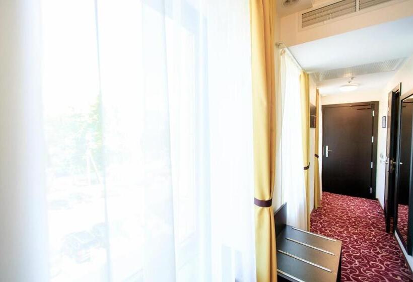 اتاق اکونومی, Menorah