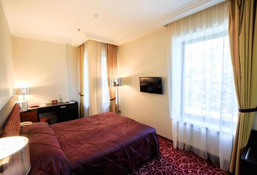 اتاق اکونومی, Menorah