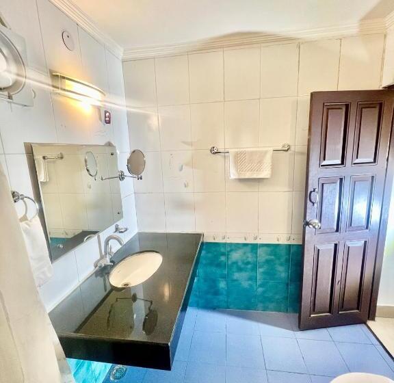 חדר סטנדרט עם מיטת קינג, Sea Hawk Hill Resort A Luxury Boutique Resort, 20 Km From Nainital