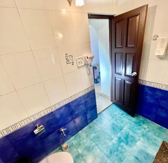 キングサイズベッドのスタンダードルーム, Sea Hawk Hill Resort A Luxury Boutique Resort, 20 Km From Nainital