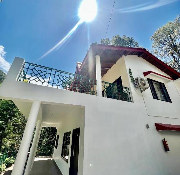 キングサイズベッドのスタンダードルーム, Sea Hawk Hill Resort A Luxury Boutique Resort, 20 Km From Nainital