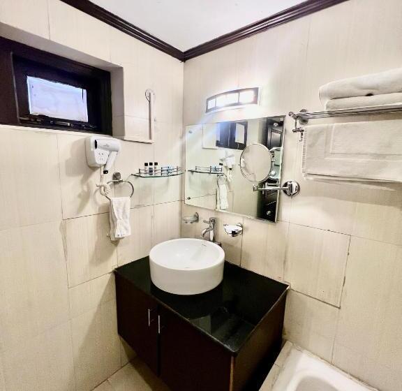 キングサイズベッドのスーペリアルーム, Sea Hawk Hill Resort A Luxury Boutique Resort, 20 Km From Nainital