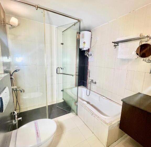 キングサイズベッドのスーペリアルーム, Sea Hawk Hill Resort A Luxury Boutique Resort, 20 Km From Nainital