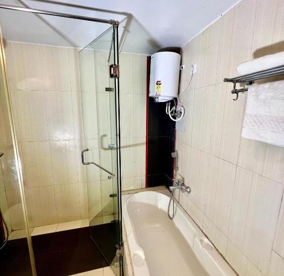 キングサイズベッドのスーペリアルーム, Sea Hawk Hill Resort A Luxury Boutique Resort, 20 Km From Nainital