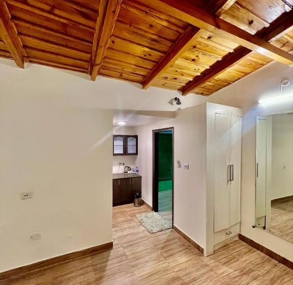 キングサイズベッドのスーペリアルーム, Sea Hawk Hill Resort A Luxury Boutique Resort, 20 Km From Nainital